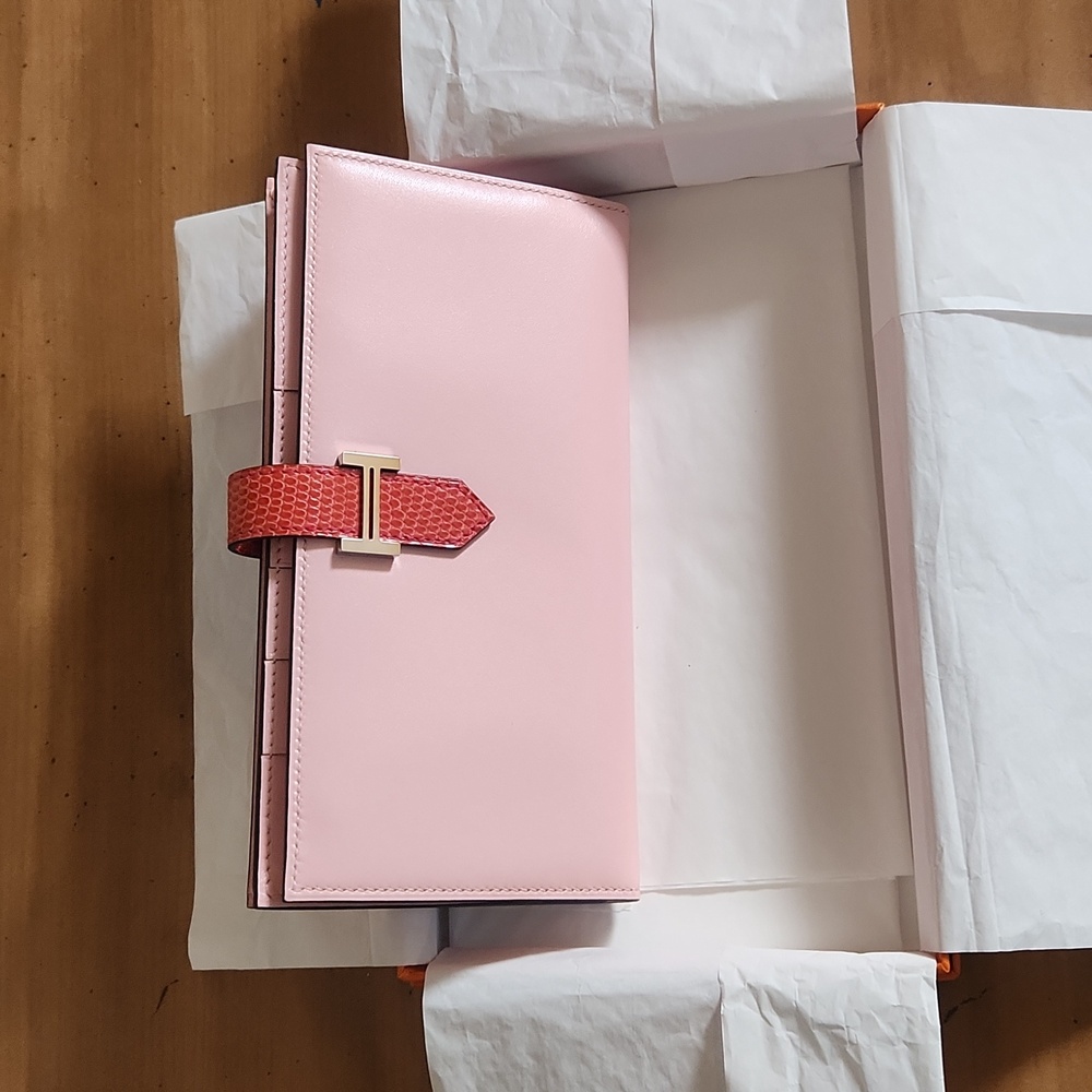 Authetic (brand new) Hermès  Bi-fold Bearn Wallet in Pink w Magenta accent strap